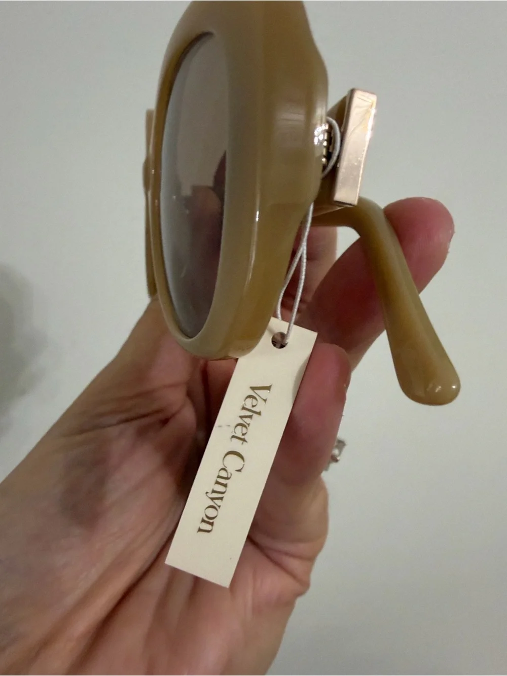 Velvet Canyon Rendevous Sunglasses in Beige NWT - no case